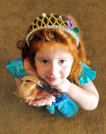 costume médiéval avec une petite fille déguisée en princesse