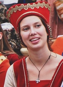 tenue médiévale femme exemple de coiffe rouge