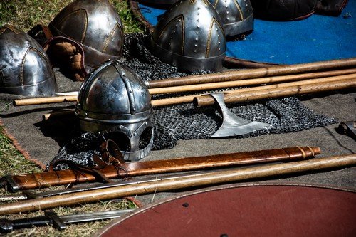 arme médiévale avec des épées et des haches